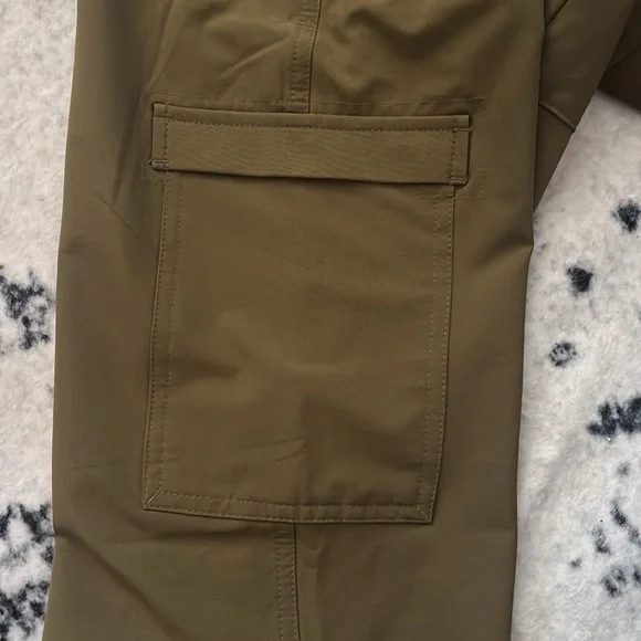 Old Navy High-Waisted All-Seasons StretchTech Cargo Pants - Picture 3 of 5